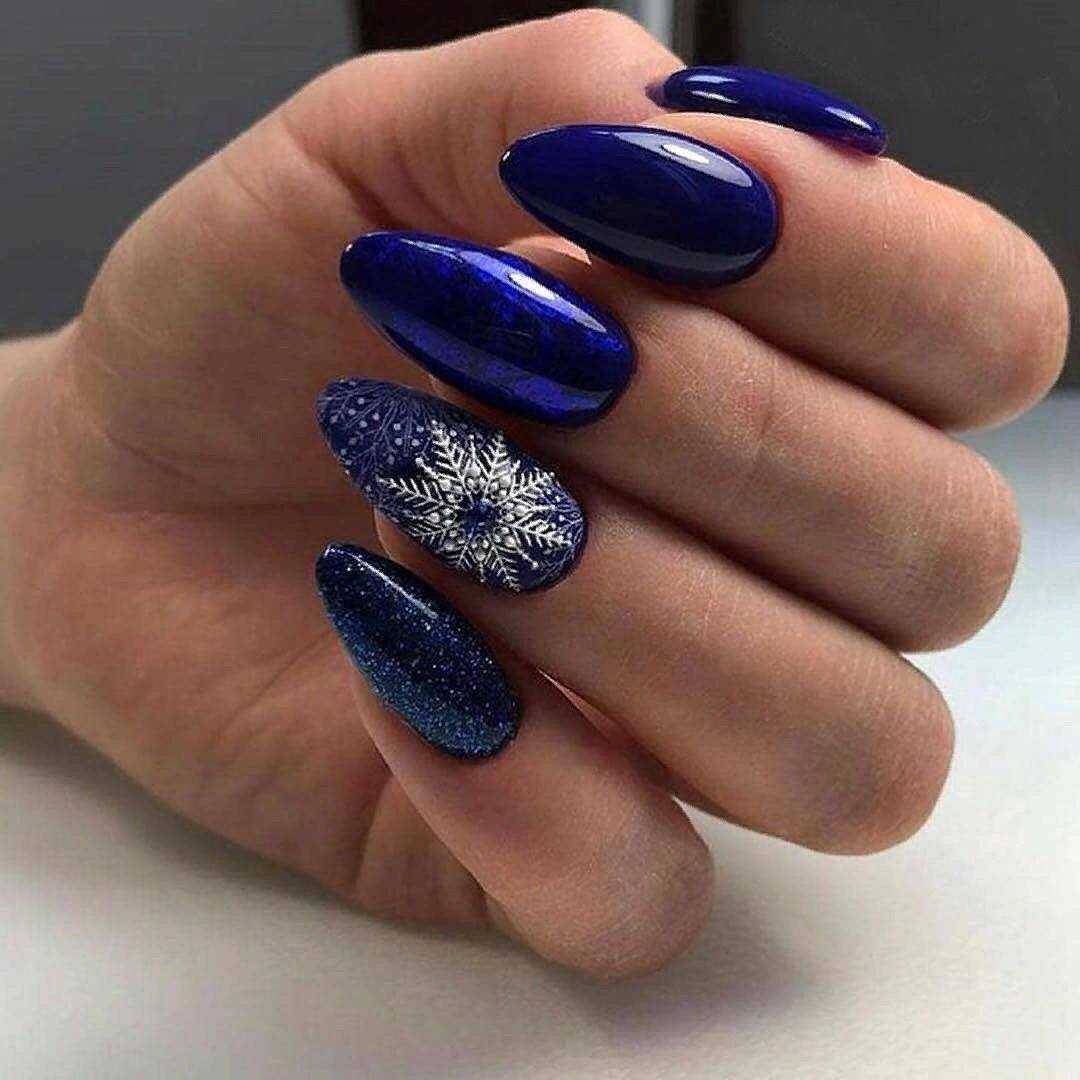 Синий маникюр на миндалевидные ногти