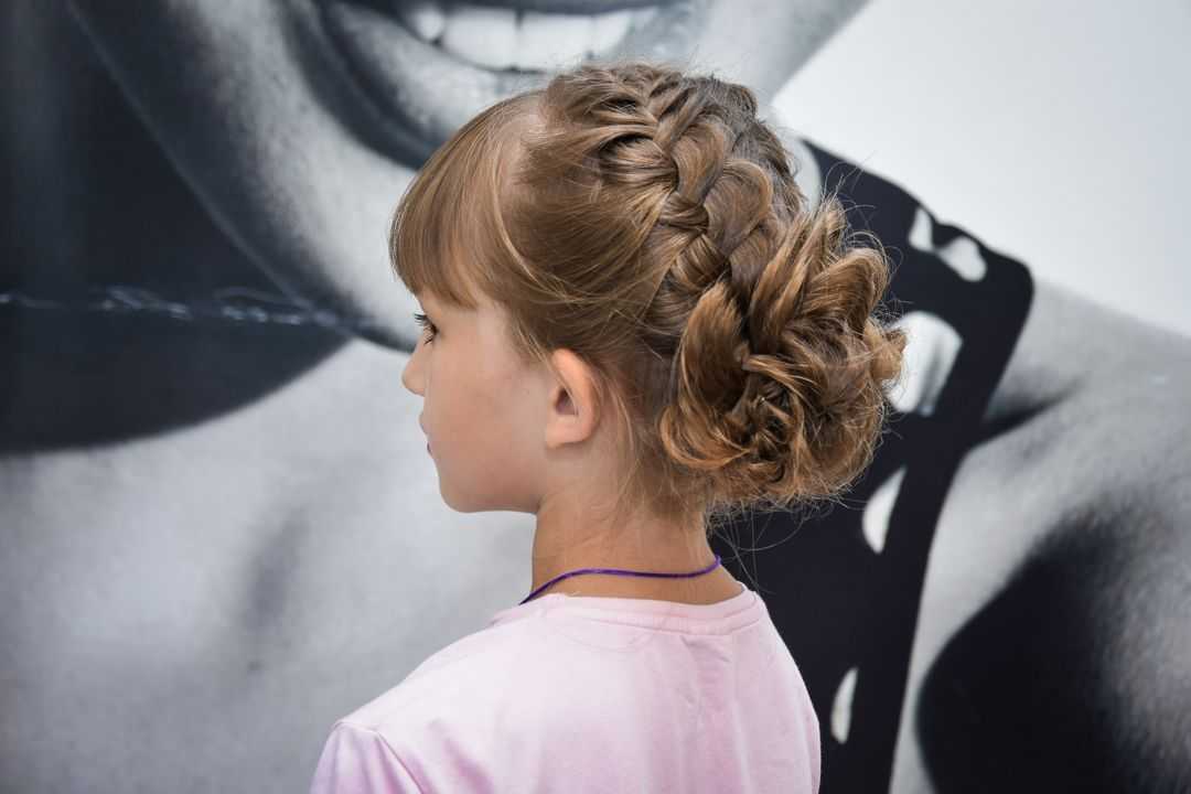 Прически на 1 сентября для девочек: на короткие, средние и длинные волосы, с бантами (66 фото новинок)