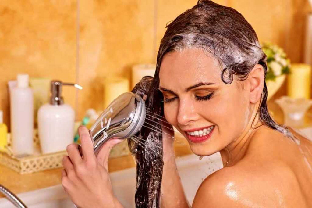 Можно ли мыть волосы гелем для душа: отличия от шампуней, что будет?