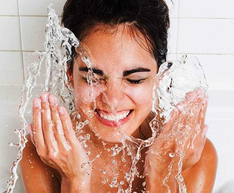 Как правильно очищать кожу лица водой: советы о полезном умывании