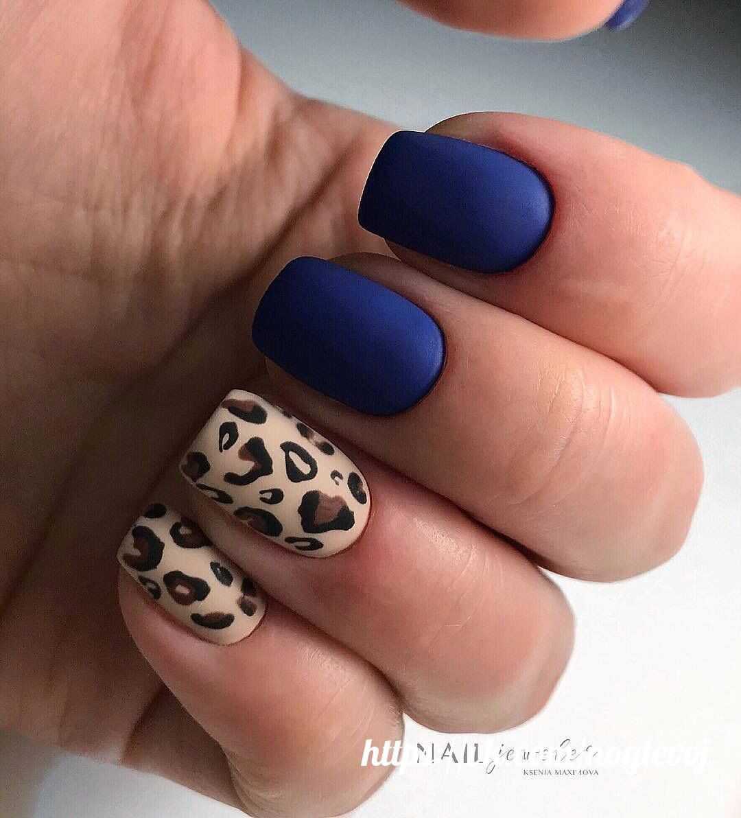 Синий маникюр с леопардовым принтом