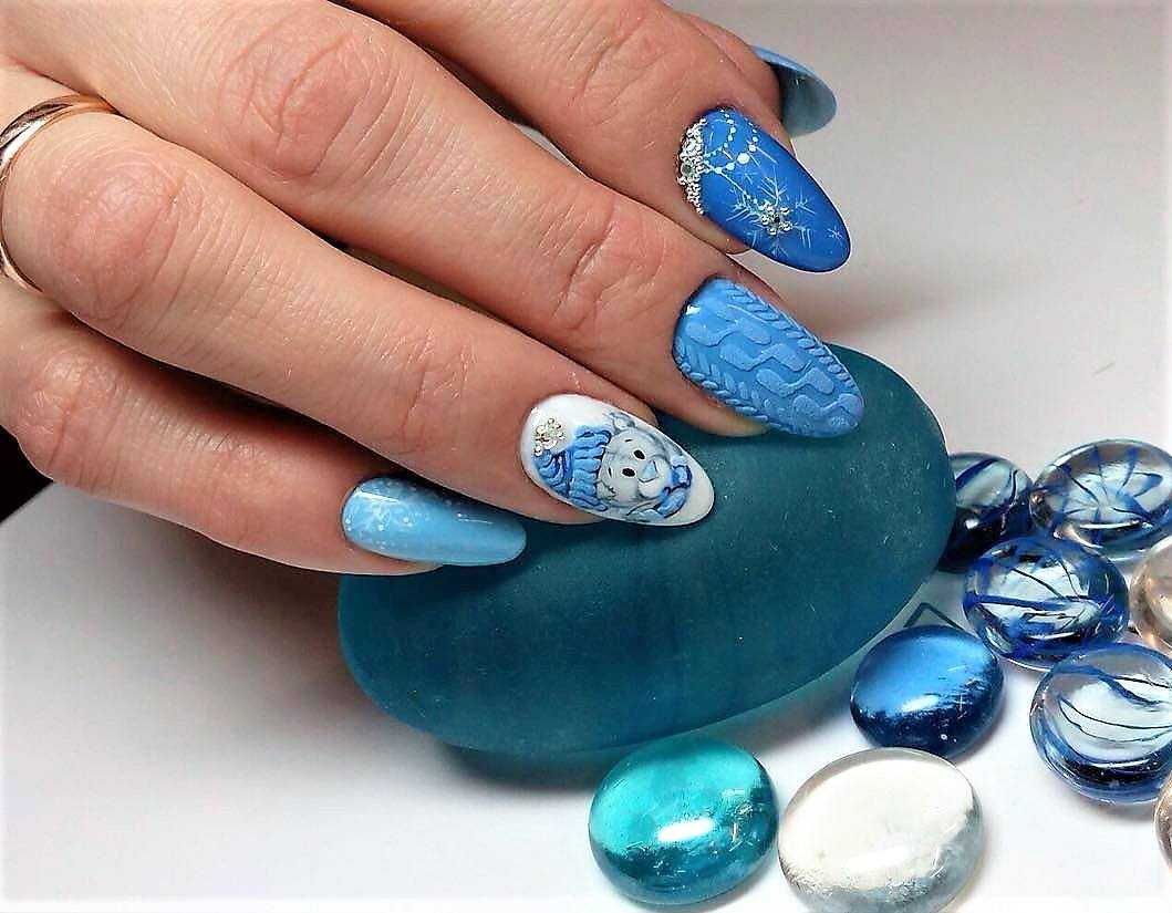 Голубые новогодние ногти