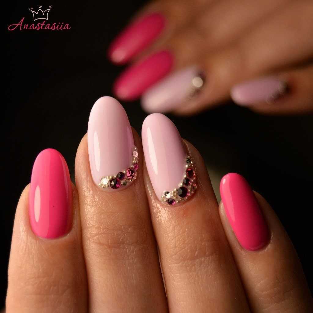 Дизайн розовых ногтей. Маникюр со стразиком розовый. Розовые ногти со стразами. Розовый маникюр со стстразами. Розовый маникюр со стразами.