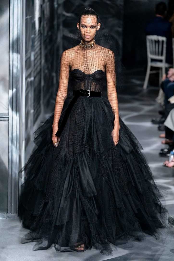 Модные черные платья 2020 - новинки из последних коллекций