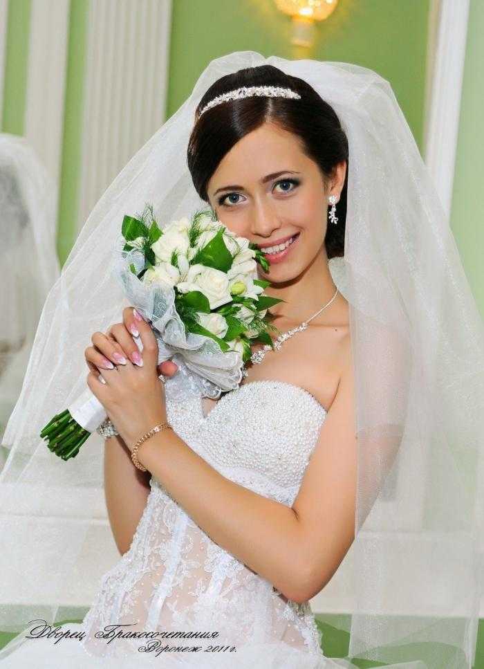 Свадебные прически на длинные и средние волосы с фатой фото
