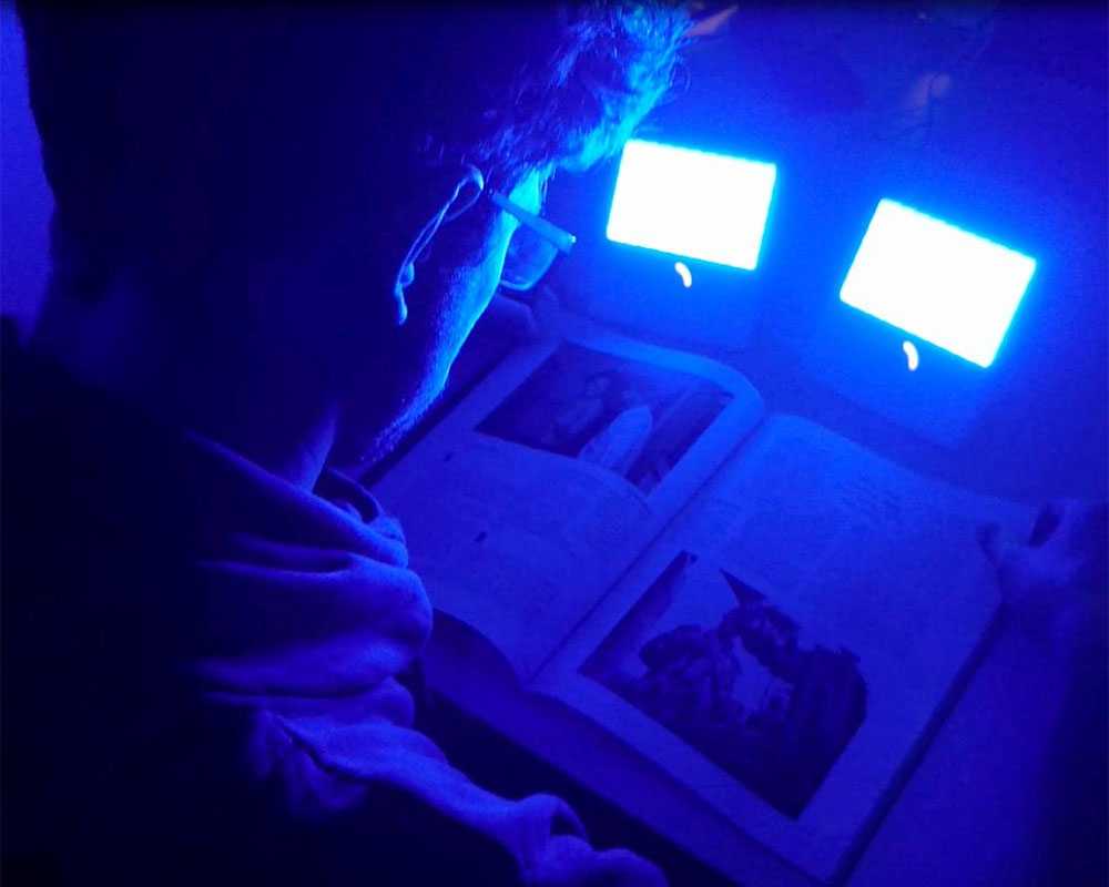 Синий свет экранов: стоит ли верить в старение от гаджетов | vogue russia