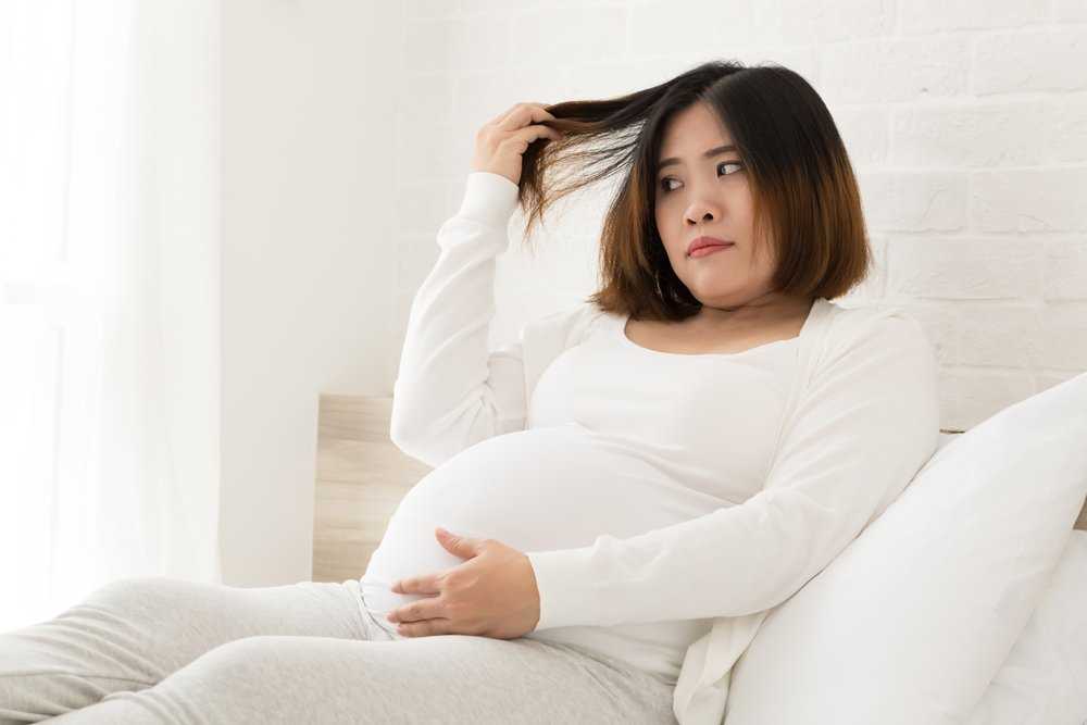 Почему беременным нельзя стричь волосы и красить их?