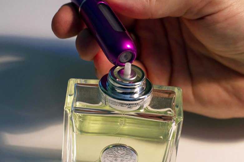 Как перелить духи в атомайзер для парфюма: рассказываем как заправлять аромат и как пользоваться - отливаем, набираем туалетную воду в ёмкость, наполняем запахом колбу, используем и перекачиваем одеколон из флакона