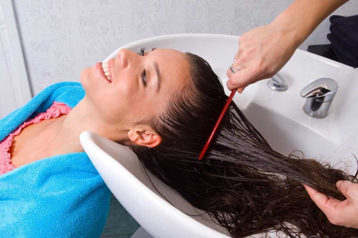 Нужно ли мыть волосы перед окрашиванием, и как правильно подготовить голову к процедуре