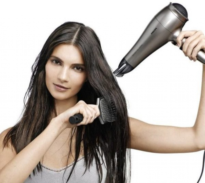 Как девочки сушат волосы феном