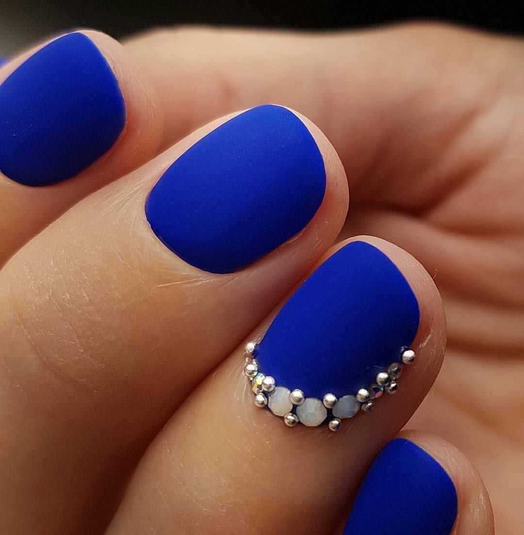 Синие ногти маникюр. Синие ногти. Синие матовые ногти. Синий матовый маникюр. Синие короткие ногти.