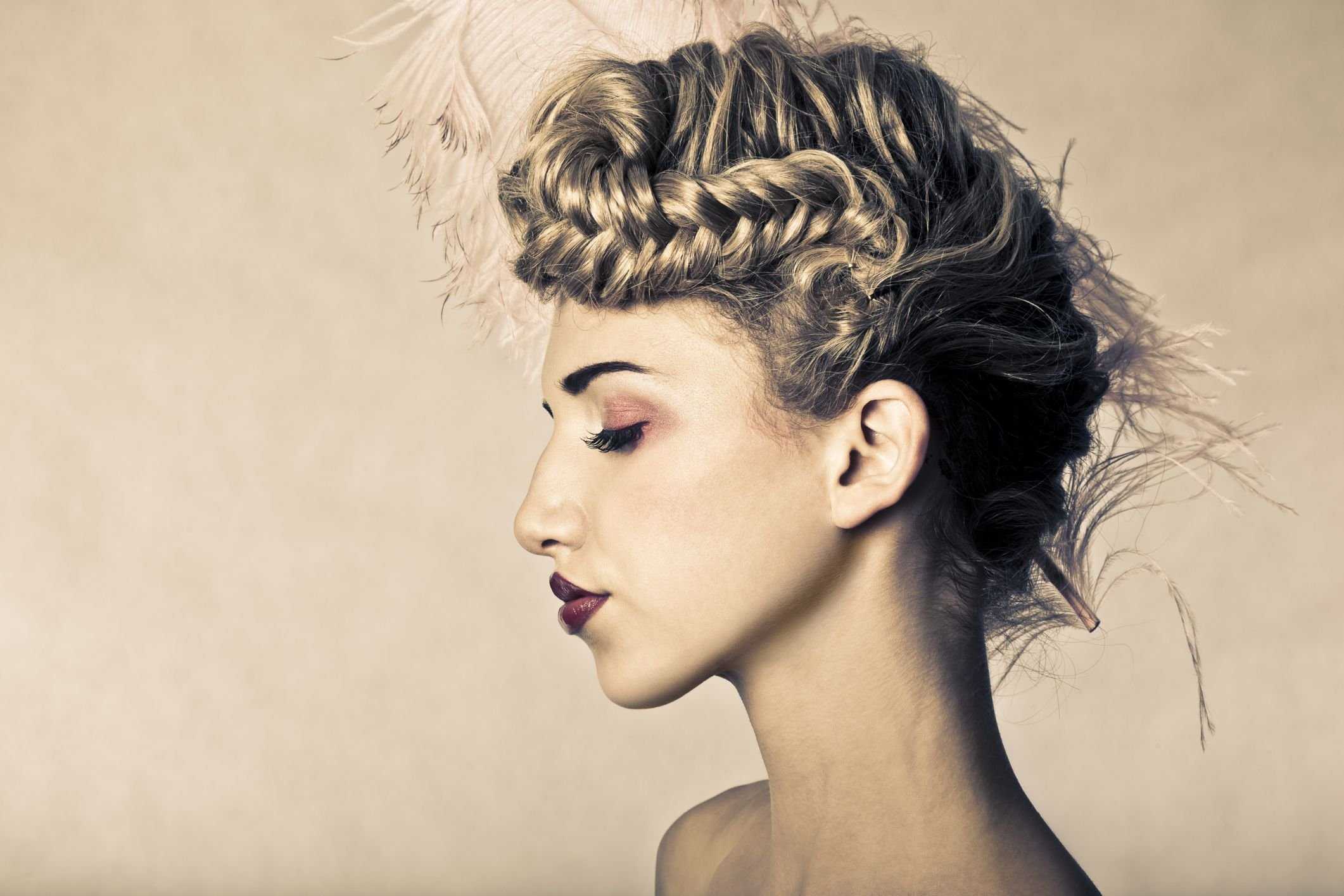Прически на средние волосы для женщин — 25 модных идей 2021 — 2022 года