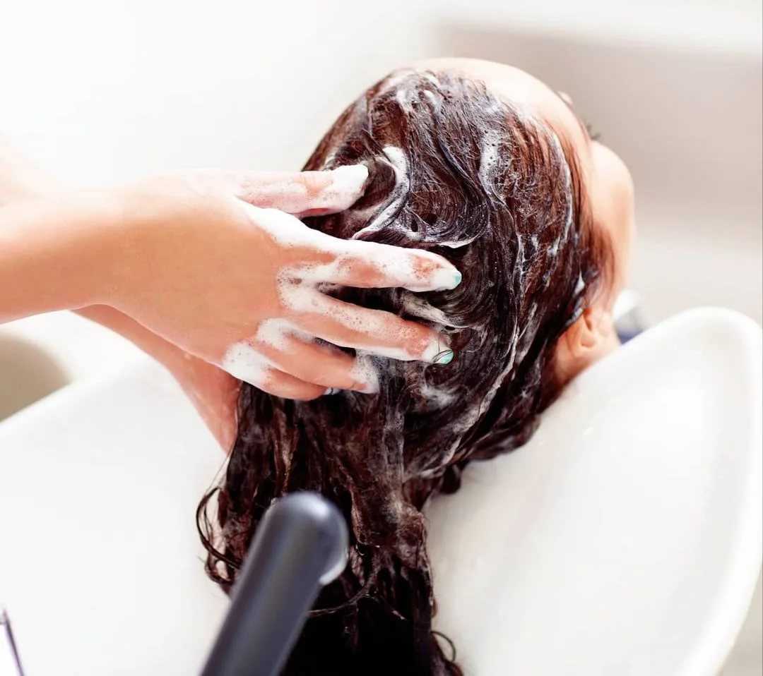 Нужно ли мыть голову перед окрашиванием или нет, как подготовиться к процедуре, стоимость, сколько длится, уход за волосами после окрашивания, топ 3 лучших шампуней