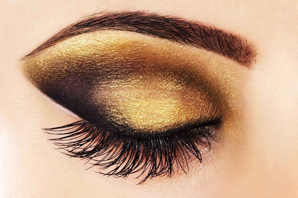 Как сделать золотой макиж глаз Какие оттенки золотых теней выбрать Дневной и вечерний макияж Советы по нанесению косметики