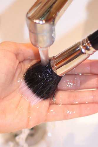 Как правильно очищать кисточки для макияжа и спонжи?