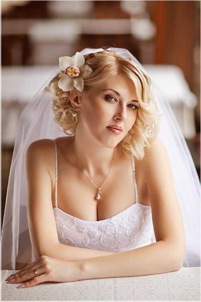 Свадебные прически с фатой могут быть самыми разными  с распущенными волосами или собранными в гульку, с косами и диадемой, короной или же цветами