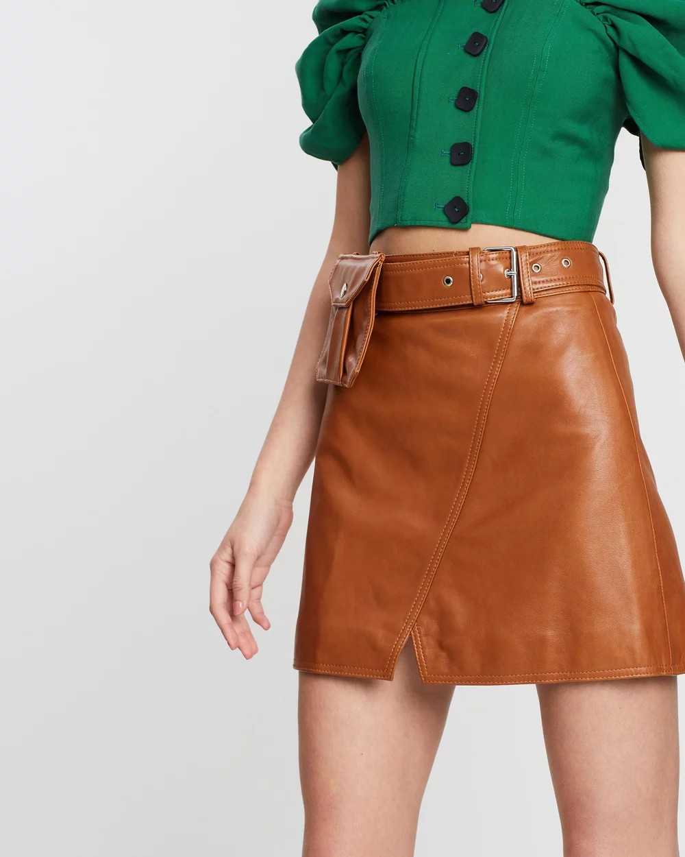 С чем можно носить кожаную юбку: лучшие образы и советы стилиста