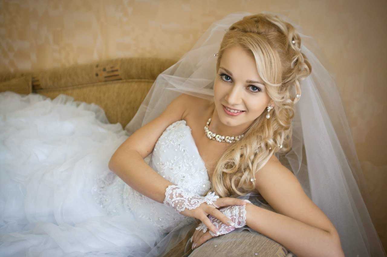 Прически на свадьбу на длинные волосы выглядят очень красиво Вот несколько вариантов  с челкой, с собранными и распущенными волосами, с локонами и начесом