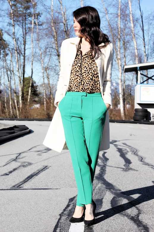 Как носить зеленые брюки женские
