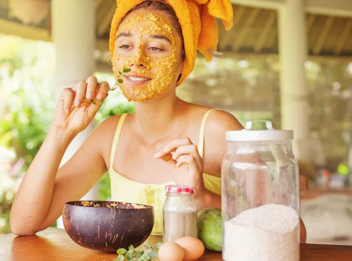 Попробуйте универсальные рецепты питательной маски для лица в домашних условиях для разных типов кожи для сухой, жирной, нормальной, а также для кожи после 50 лет