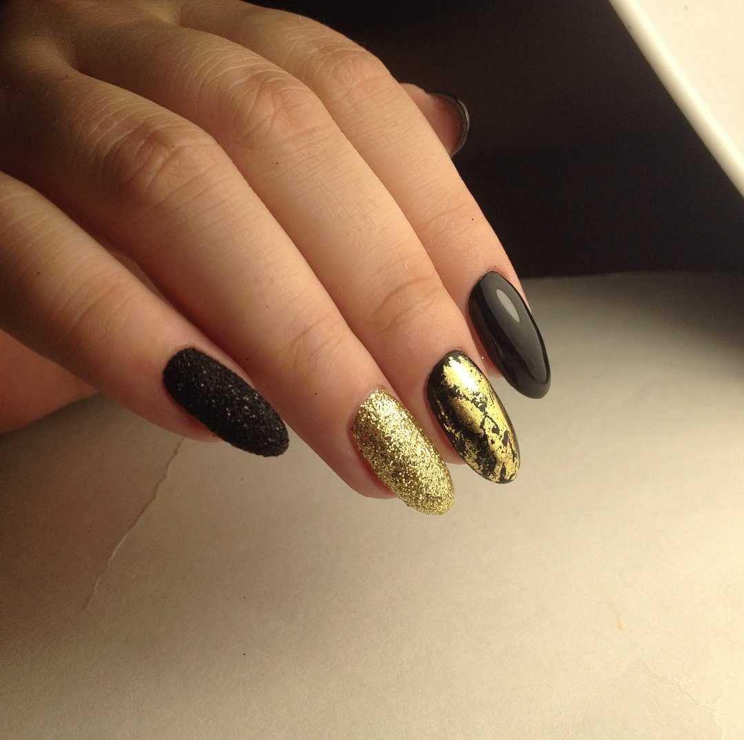 Черные ногти с фольгой. Маникюр чёрный с золотом. Черные ногти с золотой фольгой. Черно-золотой маникюр. Ногти чёрные с золотом.