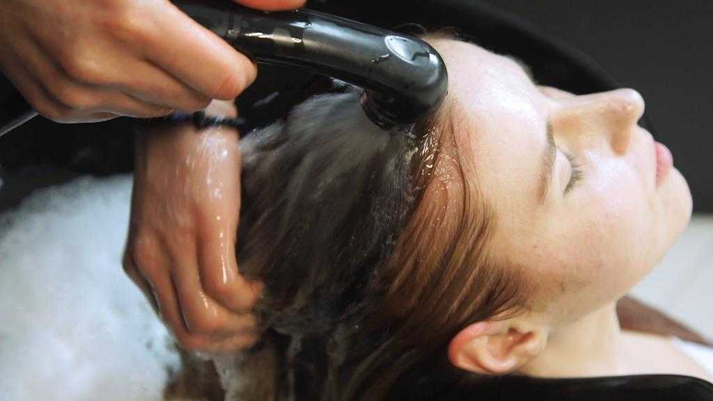 Нужно ли мыть голову перед окрашиванием или нет, как подготовиться к процедуре, стоимость, сколько длится, уход за волосами после окрашивания, топ 3 лучших шампуней