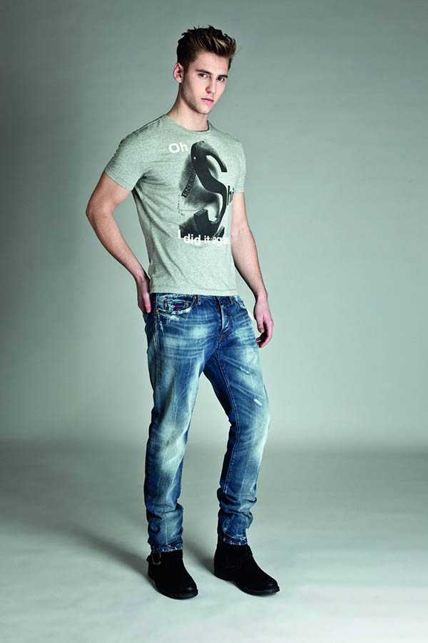 Модели мужчины в джинсах