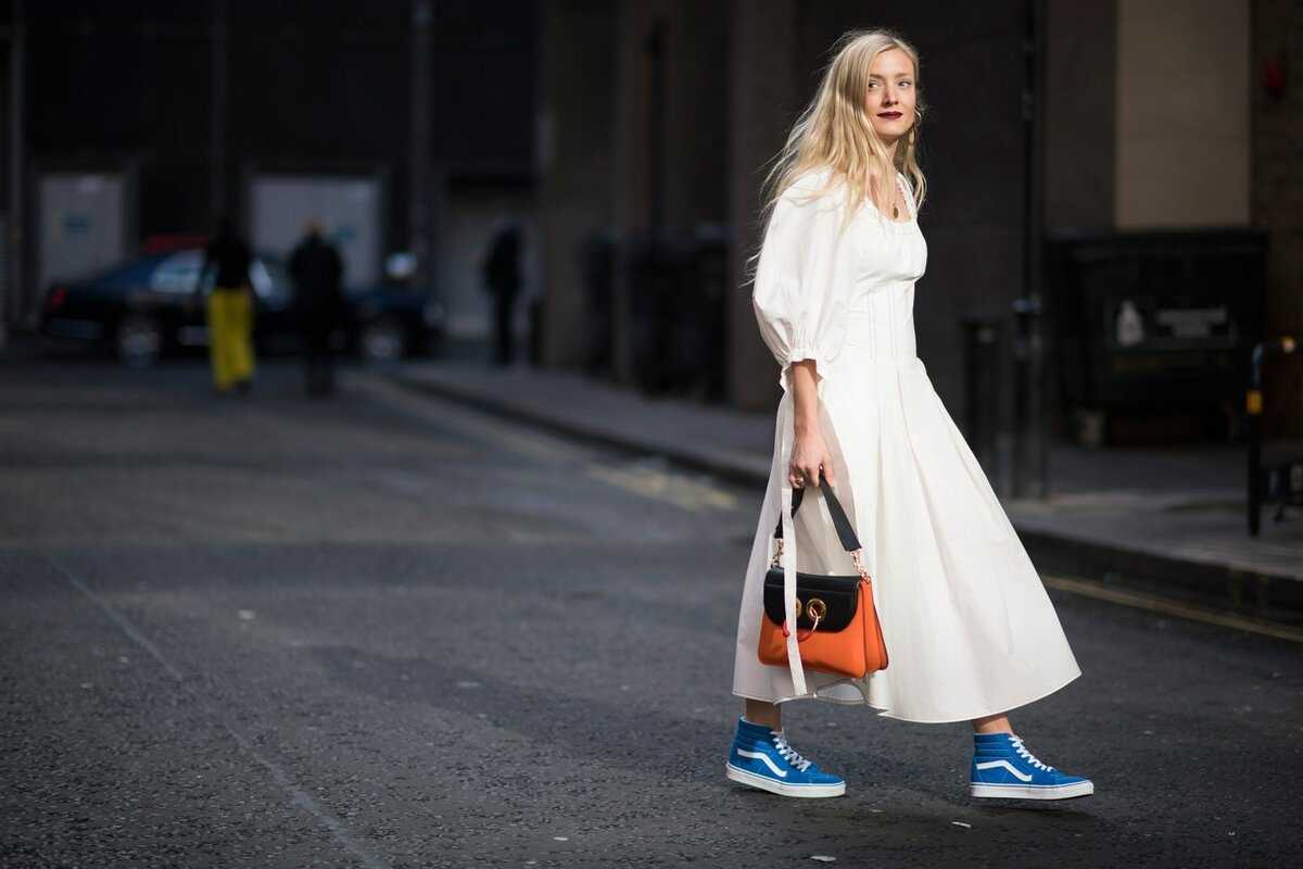 С чем носить белые кроссовки женщинам: 40 модных образов на 2021