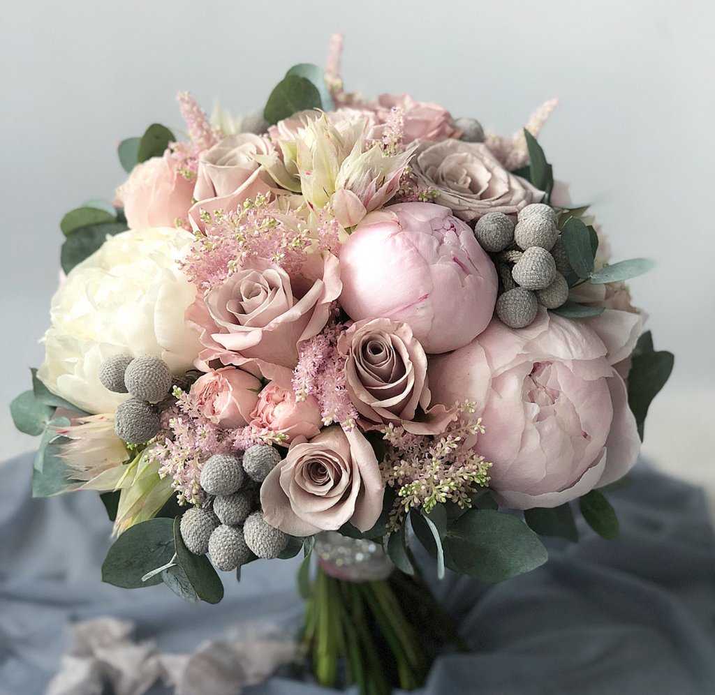 Коллекция фото лучших свадебных букетов для невесты из самых разных цветов из роз, из хризантем, из пионов, из калл, из орхидей, из гербер, из фрезий, из лилий